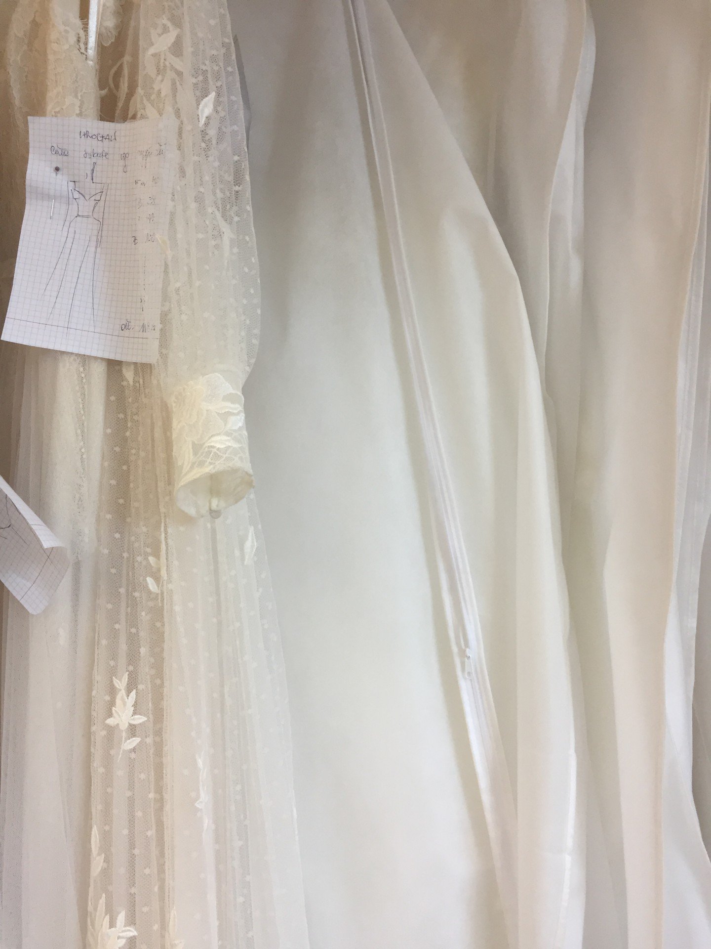 Viele weiße Hochzeitskleider hängend im Laden auf der Calenberger Straße