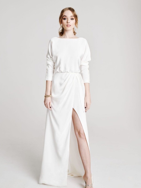 Modernes Brautkleid mit langen Ärmeln, hohem Beinschlitz und elegantem Schnitt aus fließendem Stoff