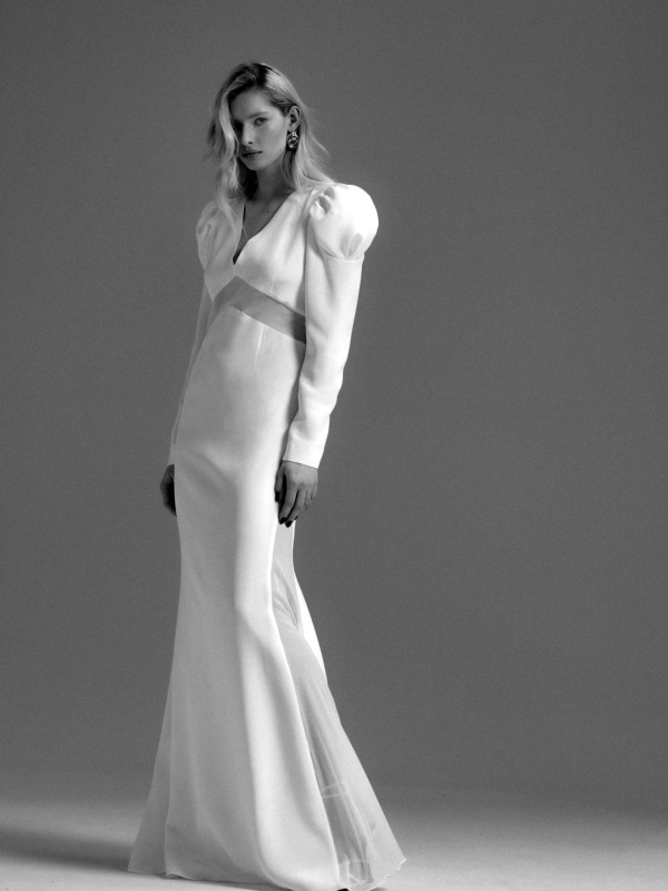 Modernes Brautkleid mit langem Ärmel markanten Puffärmeln und transparentem Taillen Detail im Studio