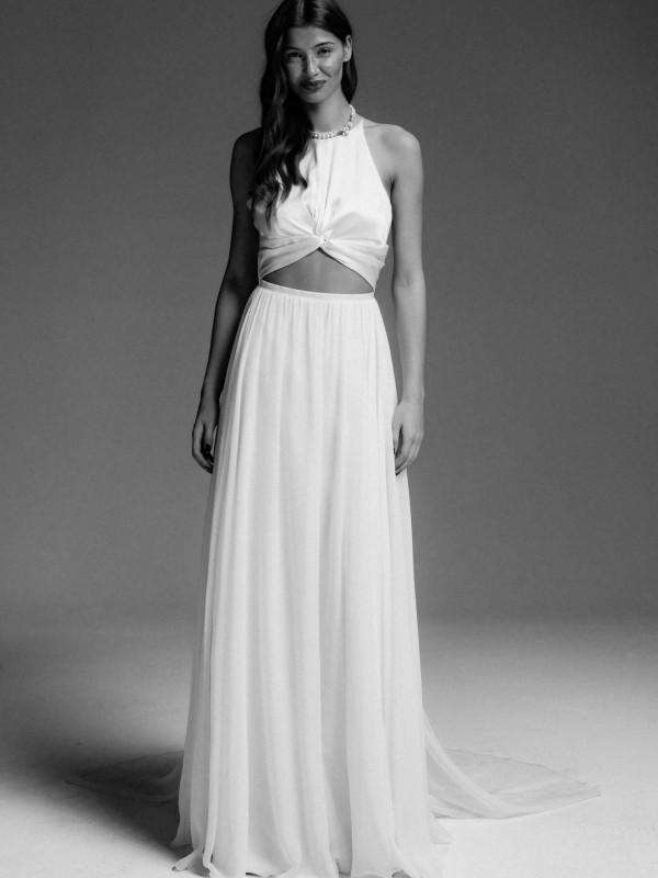 Neckholder Brautkleid mit geknotetem Oberteil und Cutout an der Taille sowie fließendem Chiffonrock im Studio