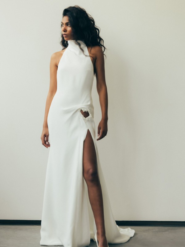 Modernes Neckholder Brautkleid mit hohem Beinschlitz und Cut-out Detail