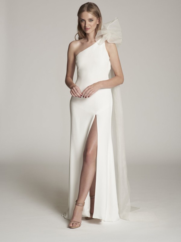 One Shoulder Brautkleid mit hohem Beinschlitz und großer Schleife an der Schulter aus Tüll