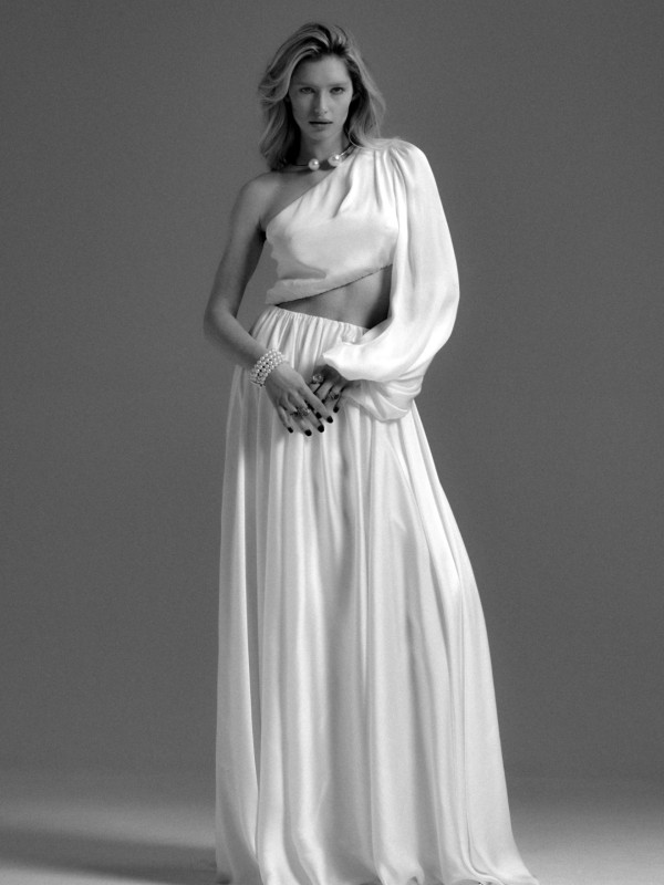 One Shoulder Brautkleid mit langem Ärmel und freiem Bauch im modernen asymmetrischen Design