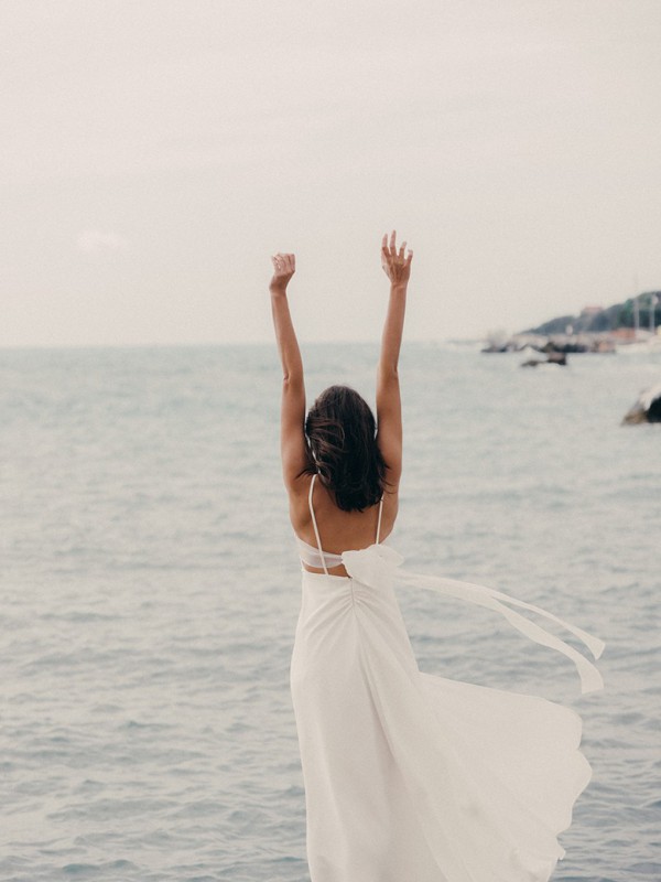 Rückenfreies Kleid mit Spaghettiträgern und fließendem Chiffon am Meer