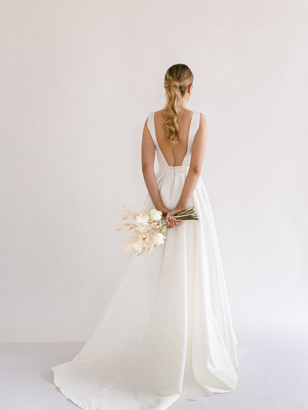 Rückenfreies A-Linien-Brautkleid aus Crêpe mit breiten Trägern