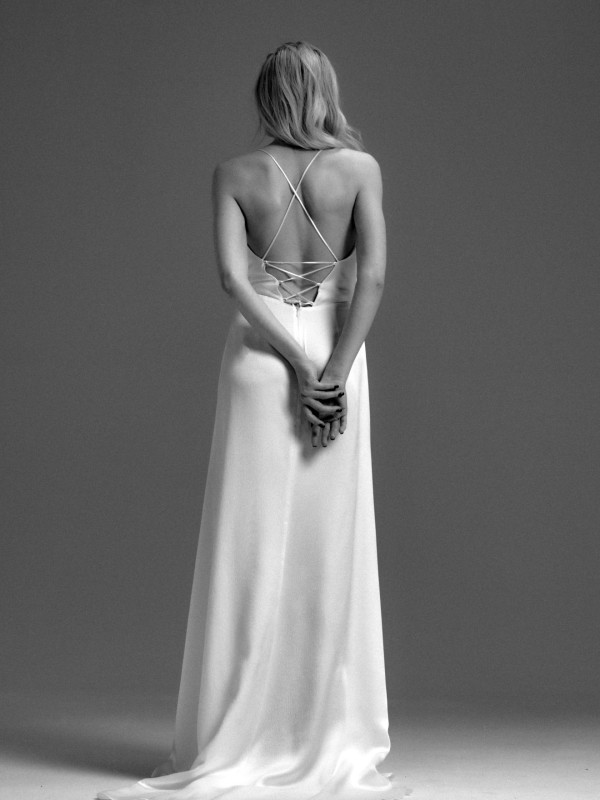 Spaghettiträgern, fließender Stoff, klassische Braut mit langem Haar vor dunklem Hintergrund in Schwarzweiß