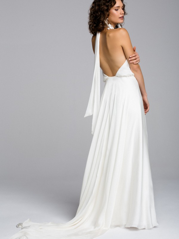 Rückenfreies Brautkleid mit Halterneck und breitem Bindeband sowie fließender Schleppe im Studio