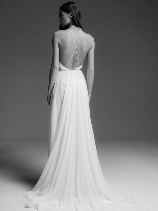 Rückenfreies Brautkleid mit feinen Spaghettiträgern und überkreuzter Schnürung sowie fließendem Chiffonrock im Studio
