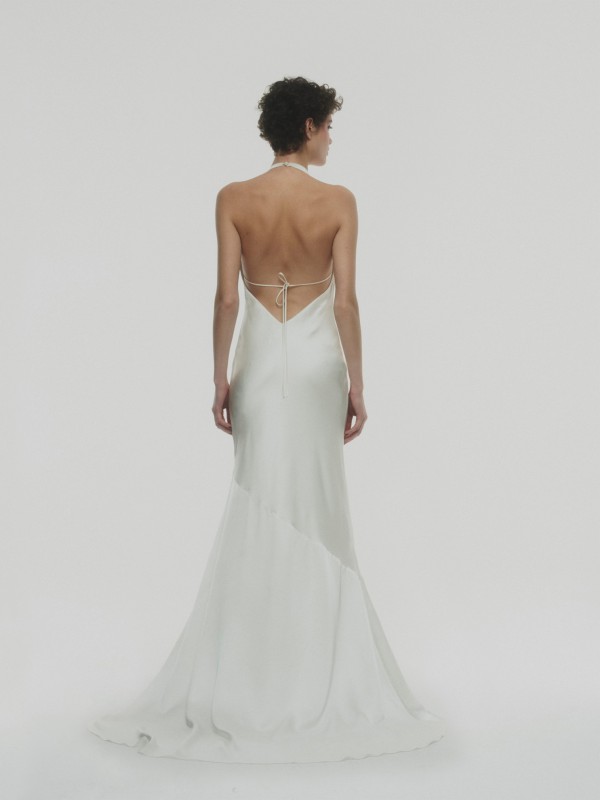 Rückenfreies Brautkleid im Neckholder Stil mit eleganter Schnürung und schmalem Satinrock im Studio