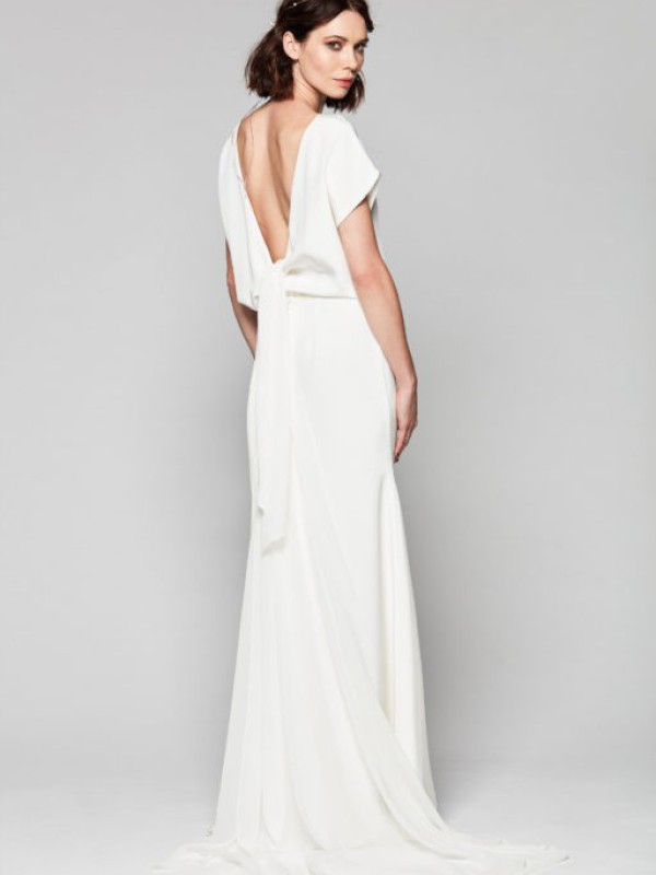 Seidenkleid mit fließender Silhouette und tiefem V-Rückenausschnitt