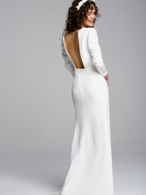 Modernes rückenfreies Brautkleid mit langen Ärmeln und tiefem Rückenausschnitt im schlichten Stil im Studio