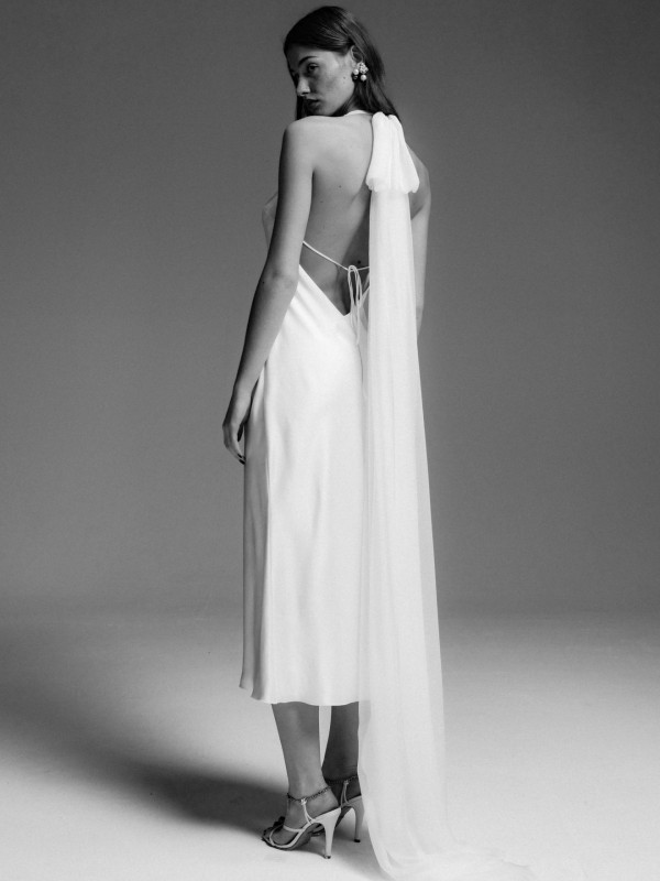 Rückenfreies Brautkleid mit Midi Länge feinen Spaghettiträgern Bindeband und Schleife am Hals im Studio