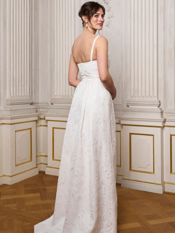 Rückenfreies Brautkleid aus besticktem Organza mit schmalen Trägern