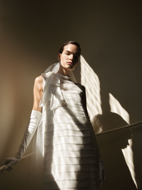 Schlichtes Brautkleid mit Schleifendetail und klarer Struktur