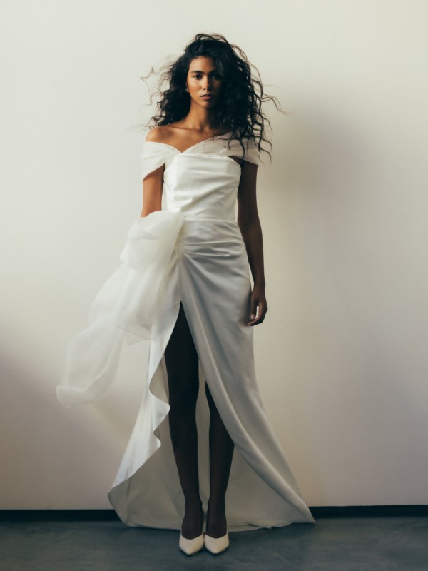 Schlichtes One-Shoulder-Brautkleid mit Drapierung und fließender Silhouette