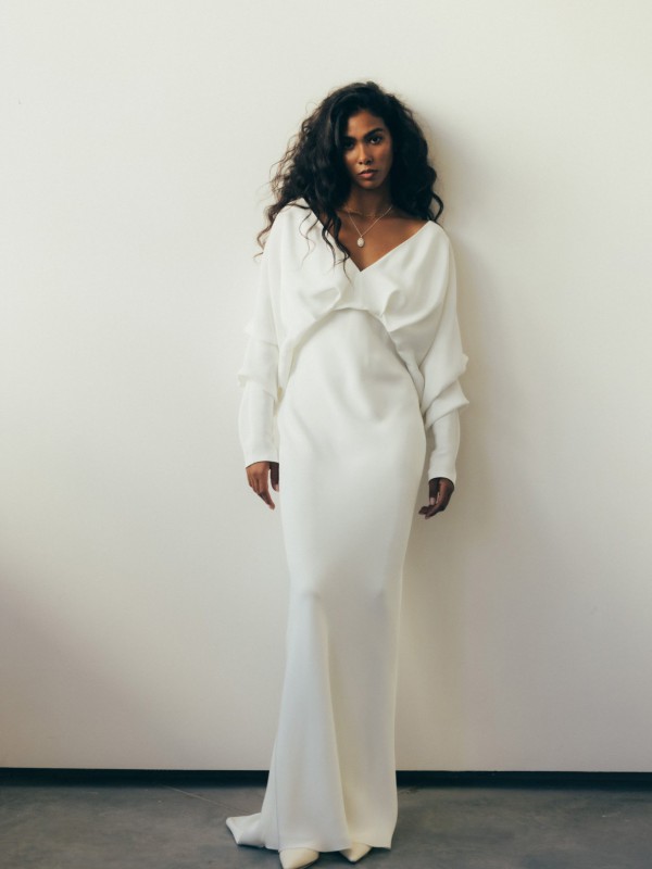 Schlichtes Brautkleid mit langen Ärmeln aus Satin