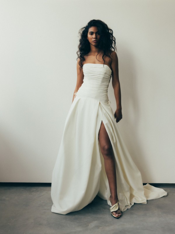 Schlichtes Corsagenkleid mit Beinschlitz und strukturierter Taille