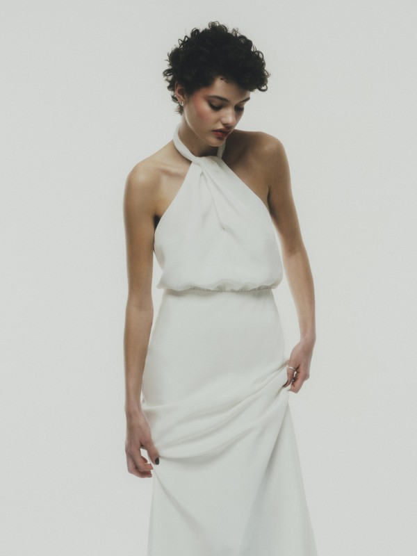 Schlichtes Halterneck-Brautkleid aus glatter Seide