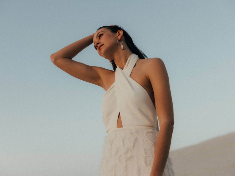 Zweiteiler Hochzeit mit modernem Neckholder-Top und strukturierter Rockpartie - stilvolles Brautkleid Zweiteiler für das Standesamt oder die freie Trauung