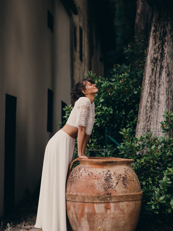 Zweiteiler Hochzeit im Boho-Stil mit kurzem Spitzenoberteil und fließendem Rock - romantisches Brautkleid-Zweiteiler Ensemble für eine freie Trauung