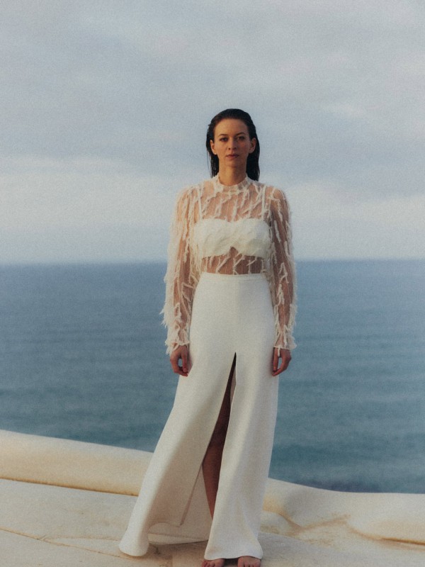 Brautkleid Zweiteiler mit langem, transparentem Oberteil aus Tüll und elegantem Rock mit hohem Schlitz - ideal für eine Hochzeit am Meer