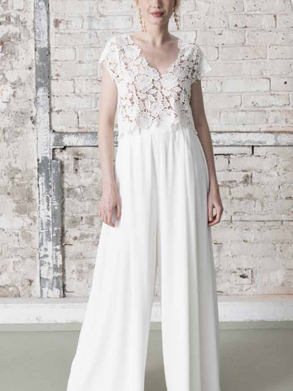 Zweiteiler zur Hochzeit als eleganter Braut-Jumpsuit mit transparenter Spitzenbluse - moderner Look für selbstbewusste Bräute