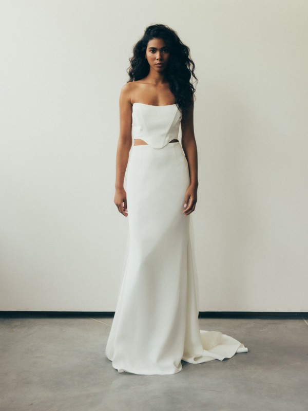 Zweiteiler Hochzeit mit schulterfreiem Top und figurbetontem Rock - modernes Brautkleid mit Cut-Out-Details für einen minimalistischen Look