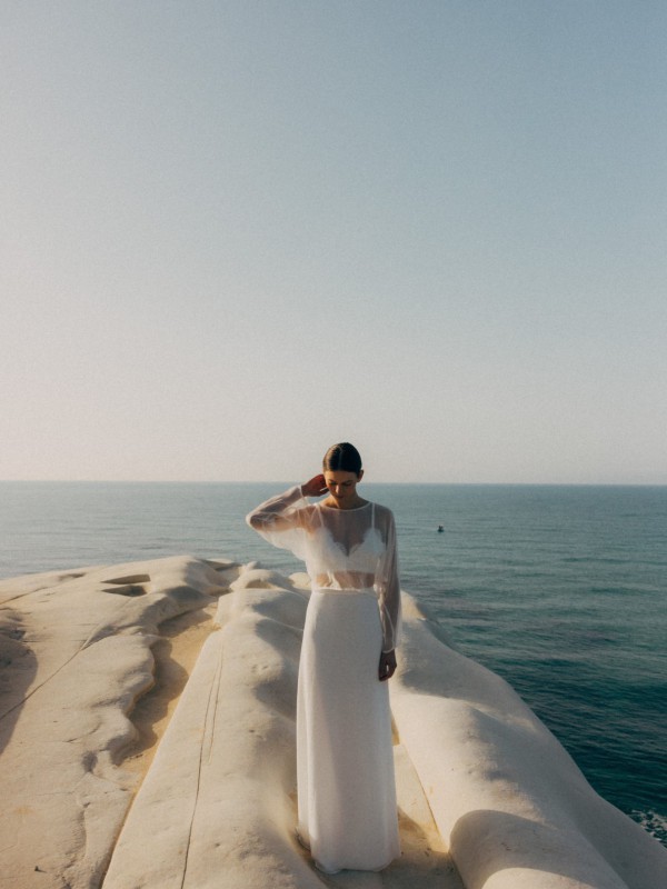 Moderner Zweiteiler für die Hochzeit mit transparenter Bluse und schlichter Rock-Silhouette - Brautkleider Zweiteiler mit maritimer Kulisse