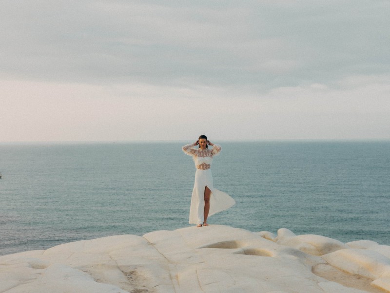 Zweiteiler Hochzeit mit transparentem Spitzentop und langem Rock mit hohem Schlitz - Brautkleider Zweiteiler am Meer