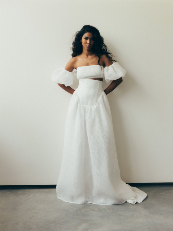 Brautkleider Zweiteiler mit schulterfreiem Top und voluminösen Puffärmeln - moderner, verspielter Hochzeitslook mit weitem Rock