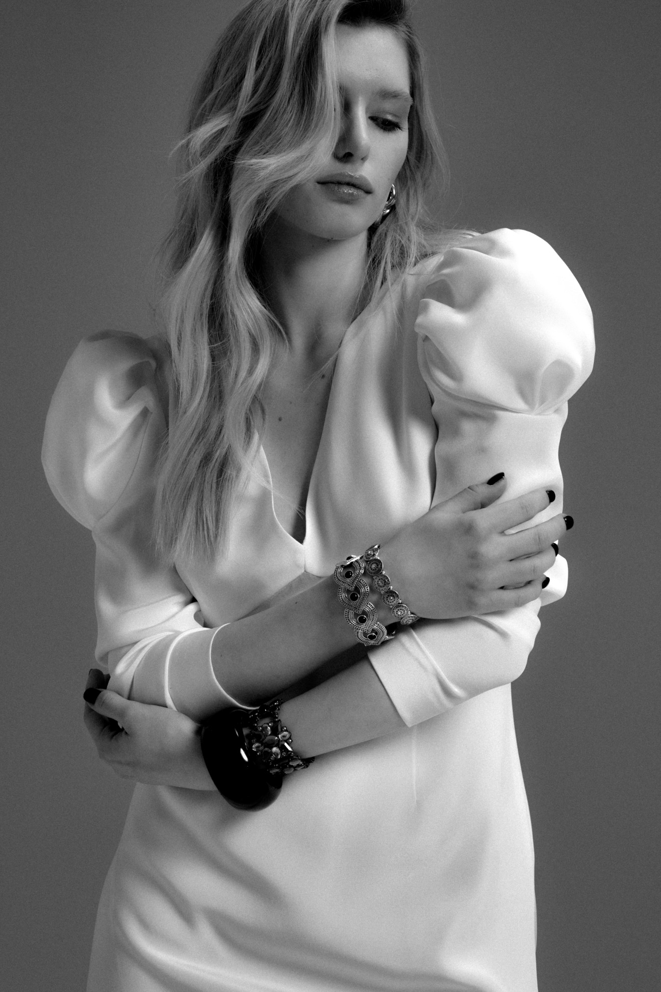 Ein Model in einem Brautkleid mit langem Aermel