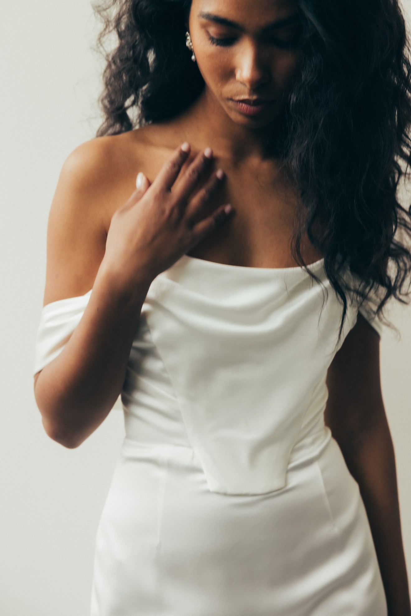 Model in einem schlichten Brautkleid mit Beinschlitz