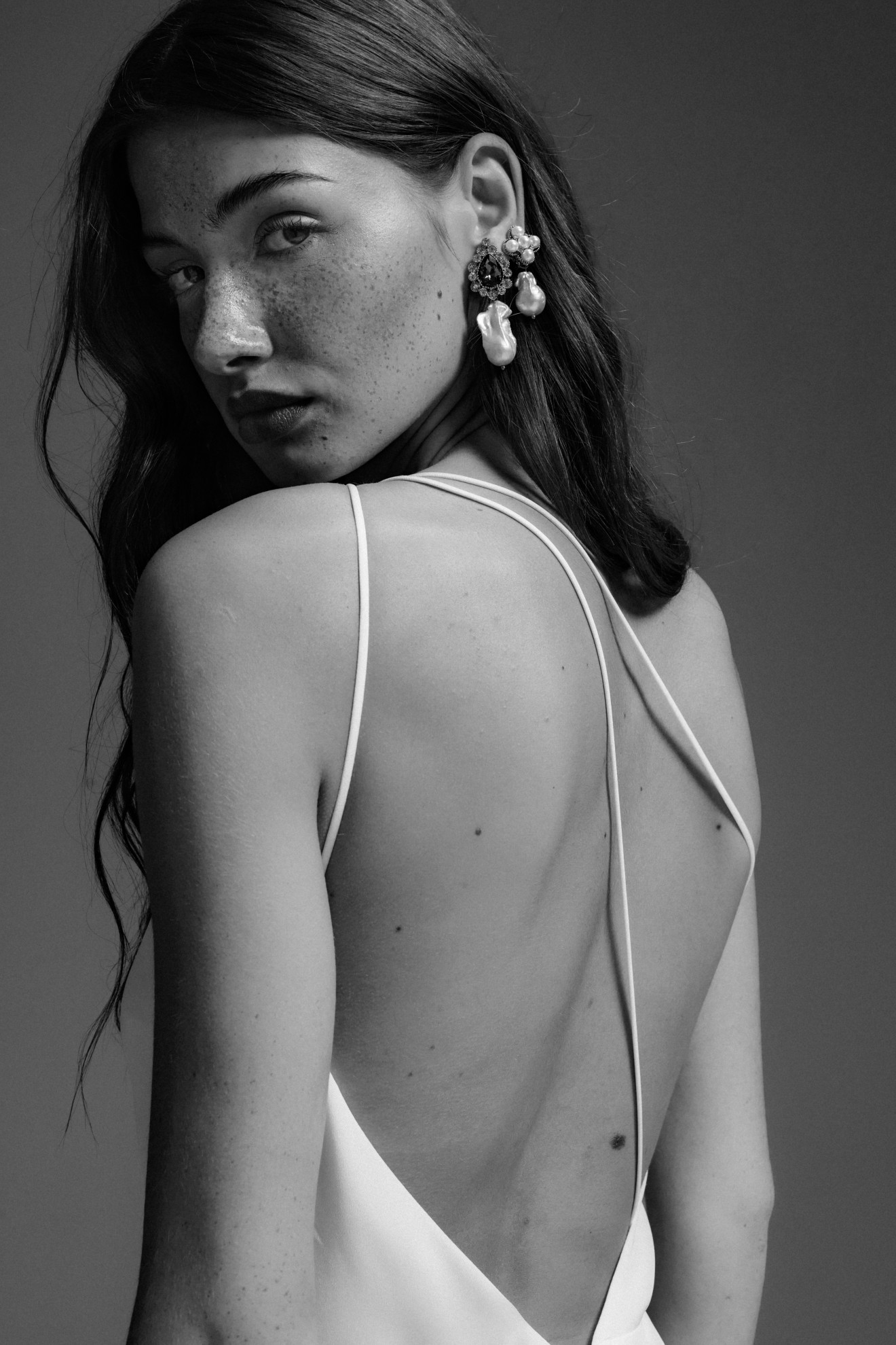 Model in einem rückefreien Brautkleid 