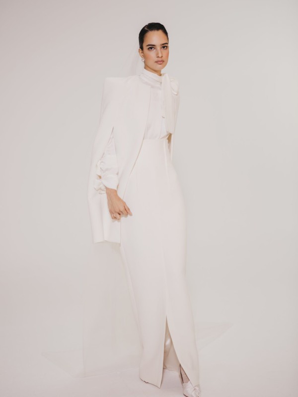 Elegantes Brautkleid mit langen Ärmeln, hohem Kragen und passendem Cape.