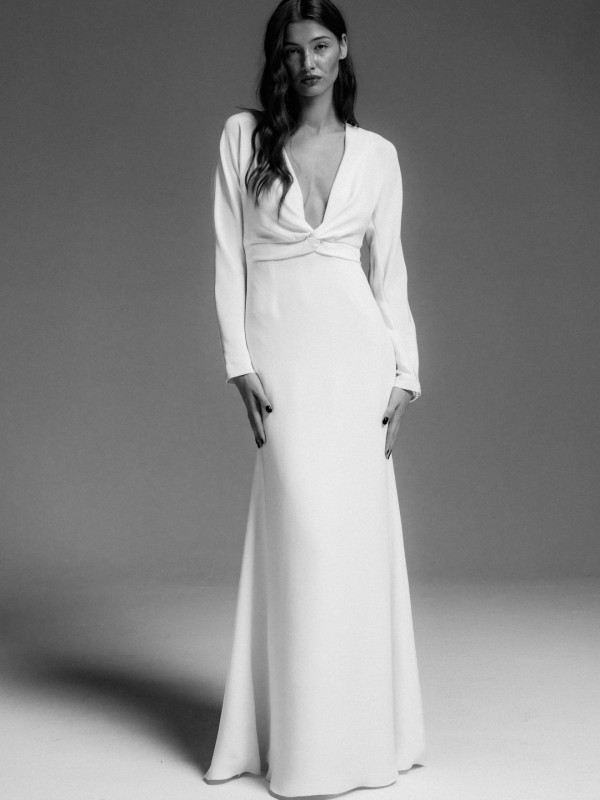 Schlichtes Brautkleid mit langem Ärmel und tiefem Dekolleté mit zartem Knotendetail im Studio