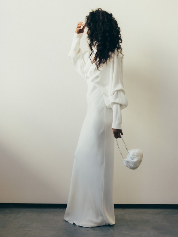 Modernes Brautkleid mit langen Ärmeln und fließender Silhouette - ein eleganter Look für stilvolle Bräute, die schlichte Raffinesse schätzen.