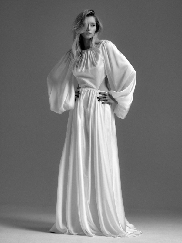 Fließendes Brautkleid mit langem Ärmel und voluminösen Ballonärmeln in bodenlanger Silhouette im Studio