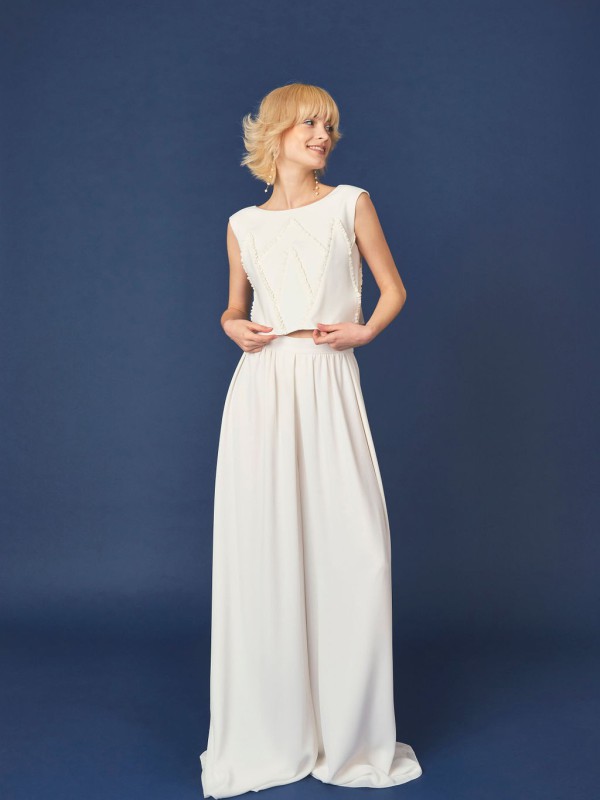 Moderner Jumpsuit zur Hochzeit als eleganter Zweiteiler von kisui Berlin mit ärmellosem Top und weiter fließender Hose - perfekt für urbane Bräute.