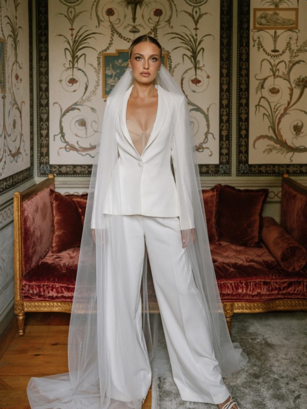 Moderner Jumpsuit zur Hochzeit mit stilvollem Hosenanzug und Schleier für einen eleganten und selbstbewussten Brautauftritt
