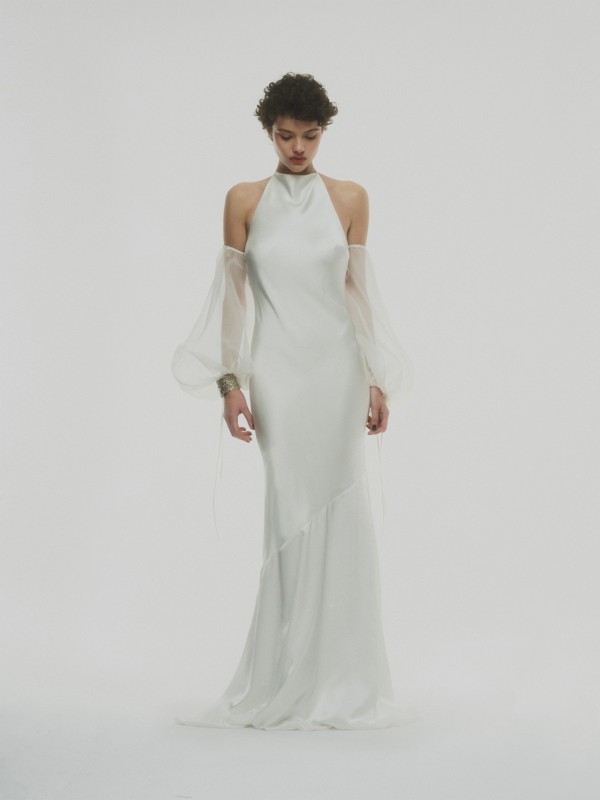 Neckholder Brautkleid aus Satin mit abnehmbaren transparenten Ballonärmeln und schmaler Silhouette im Studio