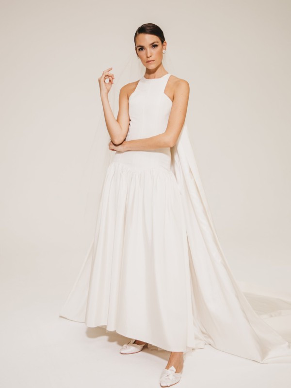 Modernes Neckholder Brautkleid mit weitem Rock und eleganter Schleppe für einen stilvollen Auftritt