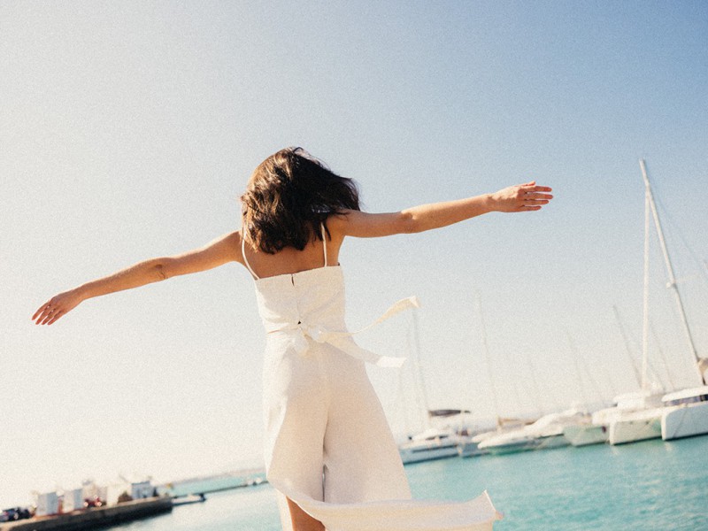 Rückenfreies Brautkleid mit Bindeband, aufgenommen am Hafen