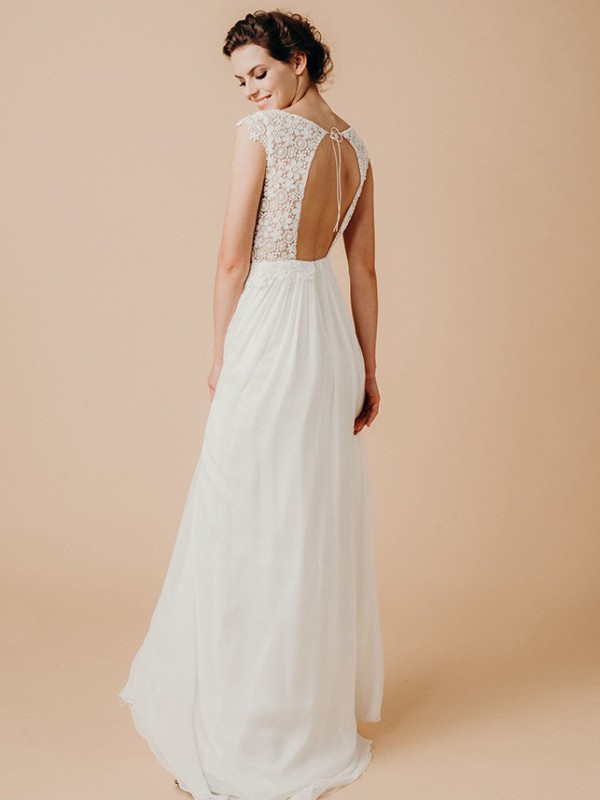 Schlichtes rückenfreies Brautkleid mit zartem Spitzenrücken und dezentem Cut-Out