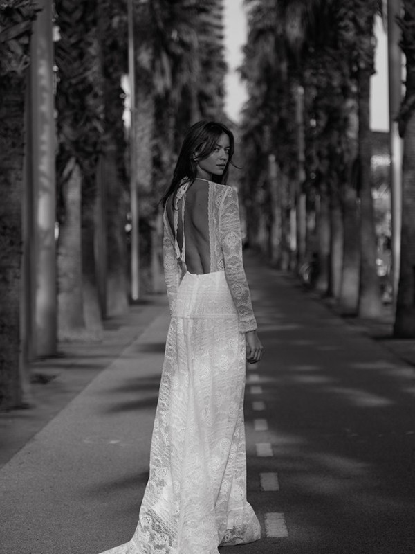 Rückenfreies Spitzenkleid mit langen Ärmeln und floraler Struktur