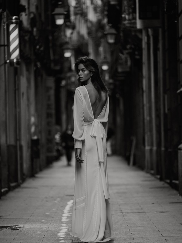 Fließendes Kleid mit Schleifendetail und transparenter Rückenpartie