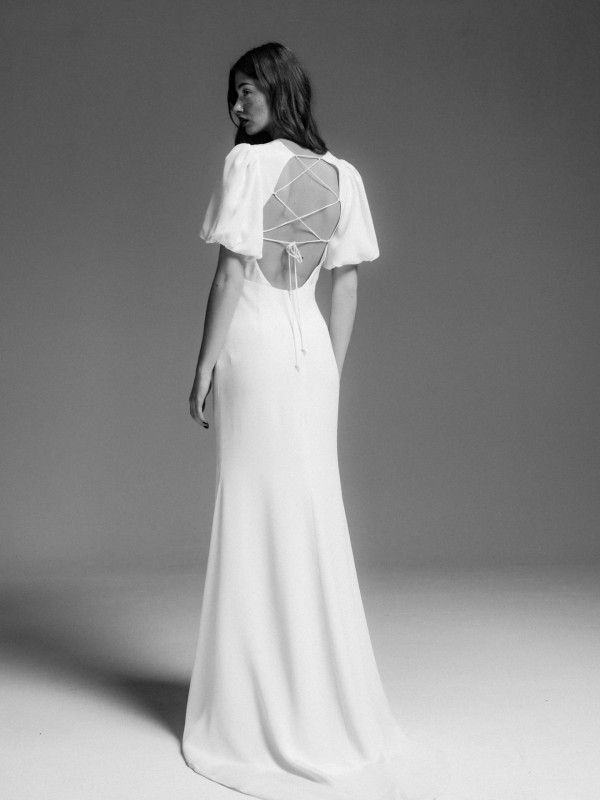 Rückenfreies Brautkleid mit Schnürung und Ballonärmeln, elegantes weißes Hochzeitskleid für moderne Bräute.