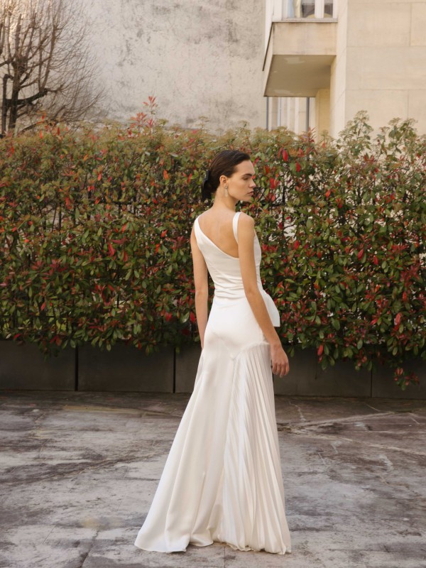 Rückenfreies Satin-Brautkleid mit Schleppe und seitlicher Drapierung