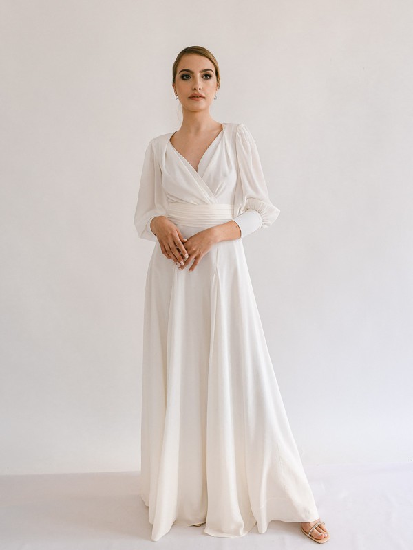 Schlichtes Brautkleid mit langen Ärmeln und Wickeloberteil aus Chiffon