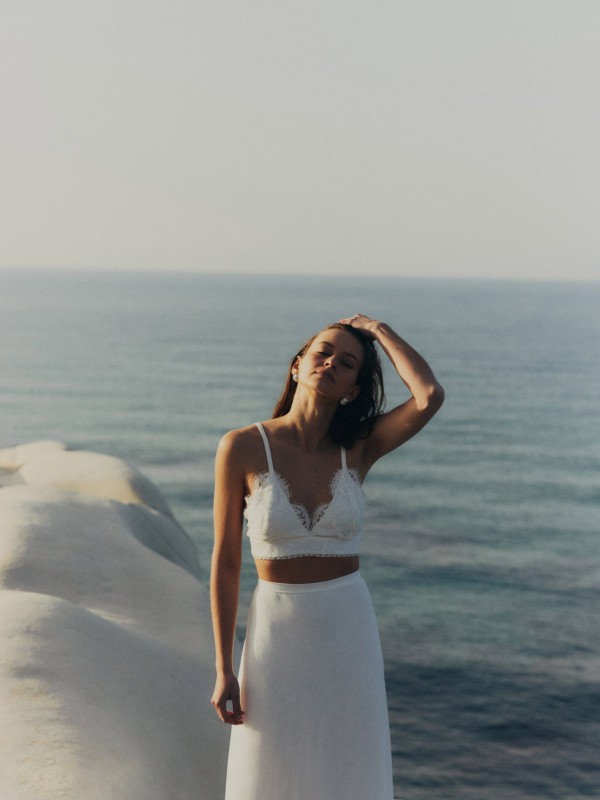 Moderner Zweiteiler für die Hochzeit mit zartem Spitzen-Bralette und schlichtem fließenden Rock – Brautmode für die Strandhochzeit