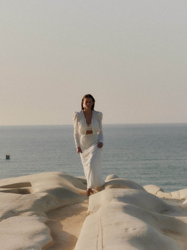 Modischer Zweiteiler Hochzeit mit kurzem Blazer und Brautrock - Brautkleider Zweiteiler am Strand bei Sonnenuntergang